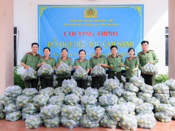 Công an Cần Thơ hỗ trợ tiêu thụ cam sành ở Vĩnh Long